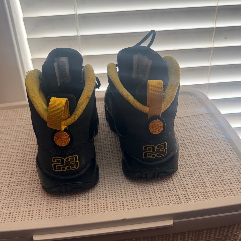 Jordan Kids Sneakers Black and Yellow - Picture 5 of 8